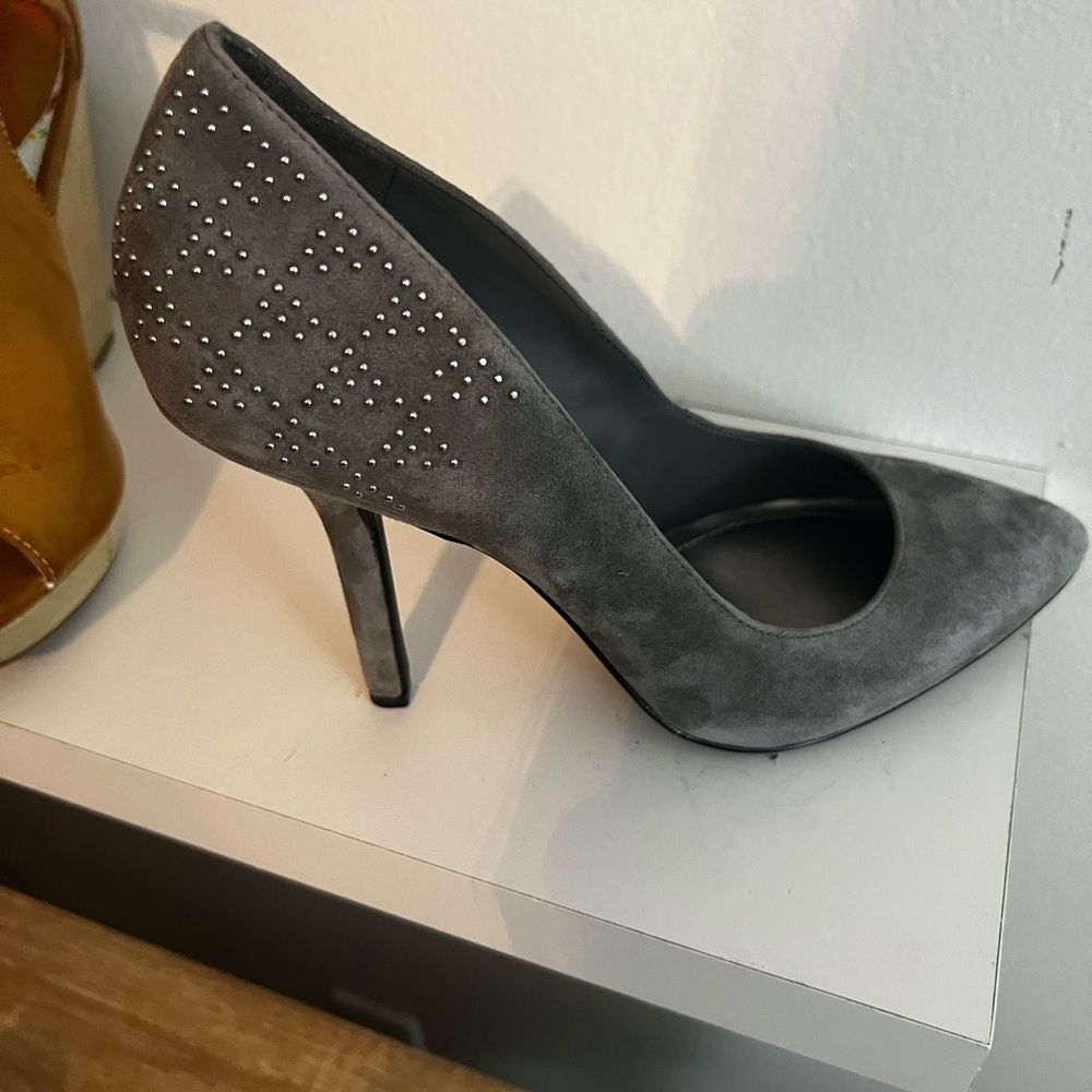 BCBG: Color: Gray  size: 8.5 with. 4 inch heel